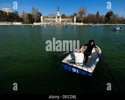 Madrid, Spanien, El Retiro-Park mit dem Denkmal von Alfonso XII und Besucher auf dem See Stockfoto