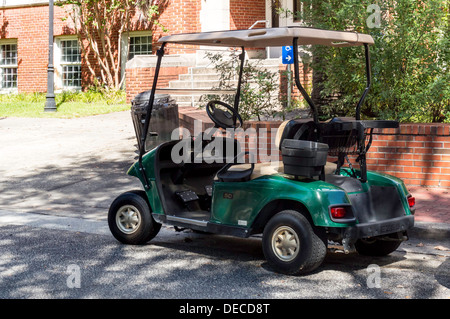 Elektrische EZGO angetrieben Golfwagen, dunkelgrün mit schwarzen trim Creme farbigen Top und Polster. Stockfoto