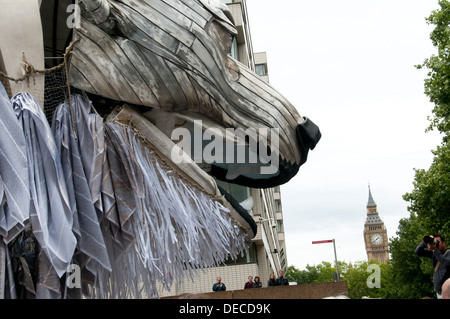 Aurora, der Eisbär-Puppe im Auftrag von Greenpeace eine Arktis-inspirierten Straßenparade mit Big Ben hinter führen Stockfoto
