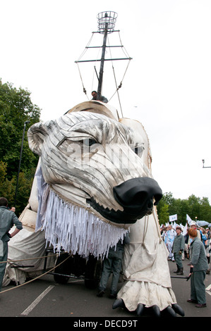 Aurora, der Eisbär-Puppe im Auftrag von Greenpeace eine Arktis-inspirierten Streetparade führen Stockfoto