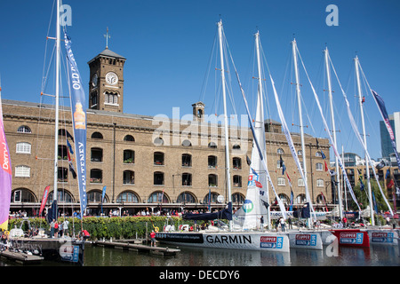 Die Clipper Round the World Race Flotte bei St Katharine Docks, London Borough of Tower Hamlets, London, England, Vereinigtes Königreich Stockfoto