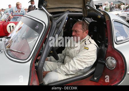 Goodwood, Hampshire, UK. 15. September 2013. Ehemalige Formel 1-Fahrer Jochen Mass nach dem Gewinn der Fordwater Trophy in 1955 Mercedes Benz 300SL Gulwing © Action Plus Sport/Alamy Live News Stockfoto