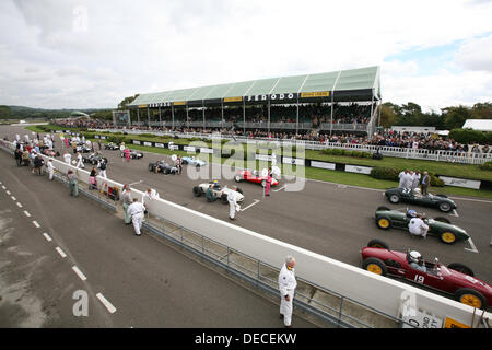 Goodwood, Hampshire, UK. 15. September 2013. Die Startlinie für die Gordon-Trophäe für Heckmotor-Inter-Continental Formel und F1 Autos 1956-62 © Action Plus Sport/Alamy Live News Stockfoto