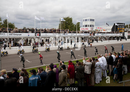 Goodwood, Hampshire, UK. 15. September 2013. Die Le Mans-Start für die Barry Sheene Memorial Trophy Teil2 © Action Plus Sport/Alamy Live News Stockfoto