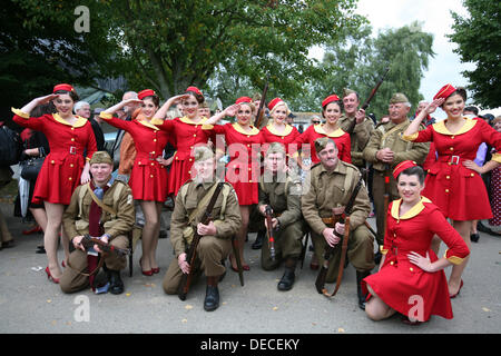 Goodwood, Hampshire, UK. 15. September 2013. Die Glam-Cab-Mädchen und Papas Armee © Action Plus Sport/Alamy Live News Stockfoto