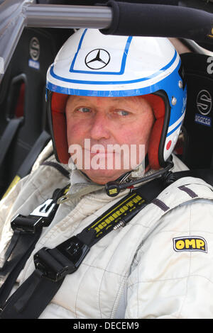 Goodwood, Hampshire, UK. 15. September 2013. Ehemalige Formel 1-Fahrer Jochen Mass nach dem Gewinn der Fordwater Trophy in 1955 Mercedes Benz 300SL Gulwing © Action Plus Sport/Alamy Live News Stockfoto