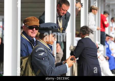 Goodwood, Hampshire, UK. 15. September 2013. Chris Evans und seine Frau Natasha sehen Max Girardo racing in der Fordwater-Trophy fahren Evans' Ferrari GT 250 Tour De France. © Aktion Plus Sport/Alamy Live-Nachrichten Stockfoto