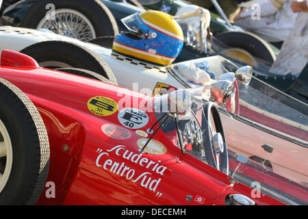 Goodwood, Hampshire, UK. 15. September 2013. Autos, die Schlange für die Gordon-Trophäe für Heckmotor-Inter-Continental Formel und F1 Autos 1956-62 © Action Plus Sport/Alamy Live News Stockfoto