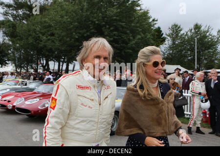 Goodwood, Hampshire, UK. 15. September 2013. Ehemalige Le-Mans-Sieger Derek Bell geht zu seinem Auto in der Vorbereitung für die Fordwater Trophy. © Aktion Plus Sport/Alamy Live-Nachrichten Stockfoto