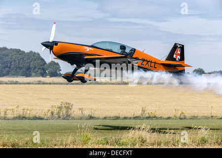 Ein Walter Extra EA300 Kunstflug Flugzeug der Kunstflugstaffel der klingen Stockfoto