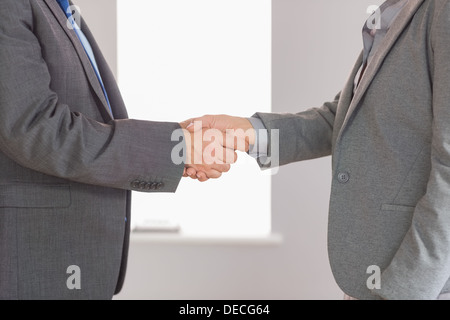 Zwei Geschäftsleute Händeschütteln hautnah Stockfoto