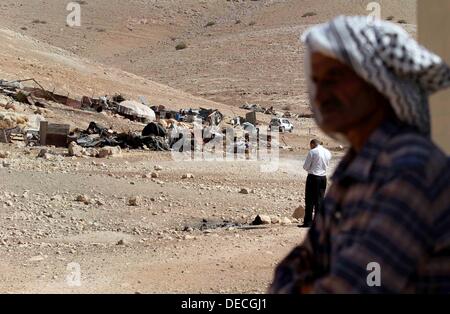 Nablus, Westjordanland, Palästinensische Gebiete. 17. September 2013. Ein palästinensischer Mann blickt auf den Trümmern seines Besitzes, nachdem es angeblich durch die israelische Armee Traktoren auf Sept. 16, 2013 in der West Bank des desolaten Makhoul in östlich von Tuba City zerstört wurde. Das Haus befand sich in der sogenannten Zone-C, eine geschlossene Militärzone, wo Israel Übungen die volle Kontrolle, und ohne Erlaubnis, nach Angaben der israelischen Armee Kredit gebaut wurde: Nedal Eshtayah/APA Images/ZUMAPRESS.com/Alamy Live News Stockfoto