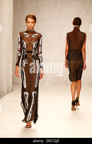 London, UK, 16. September 2013, Marios Schwab zeigt seine 2014 Jahr Frühjahr/Sommer-Kollektion auf dem Laufsteg außer Kontrolle geratenen an der Spitze zeigen Ladenfläche im Regents Park während der London Fashion Woche SS14 Credit: Alessio Paratore/Alamy Live News Stockfoto