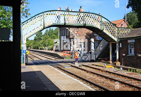 Eine Ansicht der Bahnübergang Tore geschlossen manuell am Brundall Bahnhof, Norfolk, England, Vereinigtes Königreich. Stockfoto