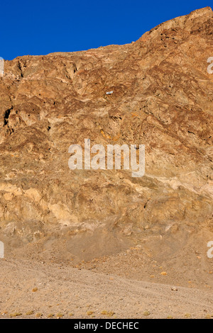 Die Hügeln oberhalb von Badwater Basin mit weißen "Meeresspiegel" unterzeichnen in der Nähe von Hügel. JMH5398 Stockfoto