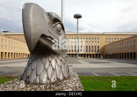 Berlin, Deutschland, Adlerkopf EAGLE SQUARE am Flughafen Tempelhof Stockfoto