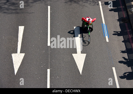 Bewegungsunschärfe von London 2013 deaktiviert Rollstuhl-Marathon Konkurrenten England Europa Stockfoto