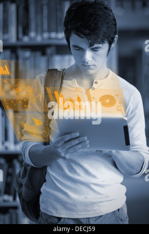 Gut aussehend Student an seine futuristischen Tablet arbeiten konzentriert Stockfoto
