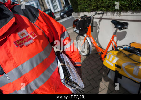London, UK. 16. September 2013. Die Royal Mail-Flotation droht ebenso wie TNT Studien eine eigene Tür zu Tür service im Süden von London. Dies hat dazu geführt, das Erscheinungsbild der Briefträger mit markanten orangefarbenen Fahrräder der Marke TNT. Diese sind geworden ein Kuriosum und eine Bedrohung für die traditionelle Briefträger, die sind "verwirrt", dass sie unbeaufsichtigt, entriegelt und offen für Diebstahl auf Wohnstraßen, während immer noch anscheinend voll gelassen werden der Post. Bildnachweis: Guy Bell/Alamy Live-Nachrichten Stockfoto