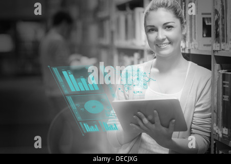 Glückliche Schüler analysieren Zahlen auf ihrem futuristischen tablet Stockfoto