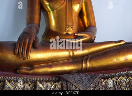 Buddha-Statue mit "Unterwerfung Mara" Haltung, Thailand Stockfoto