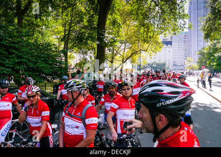 New York, USA. 15. September 2013. Jungfrau HealthMiles Mitarbeiter werden auf einer Radtour 270 Meilen von Boston nach New York City, begeben Sie sich vor Abschluss in Manhattans Central Park am Nachmittag des 15..  15. September 2013 in New York City. © Donald Bowers/Alamy Live News Stockfoto