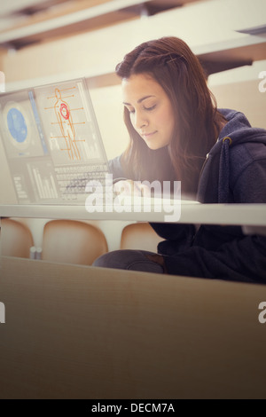 College-Student auf ihrem digitalen Laptop arbeiten konzentriert Stockfoto