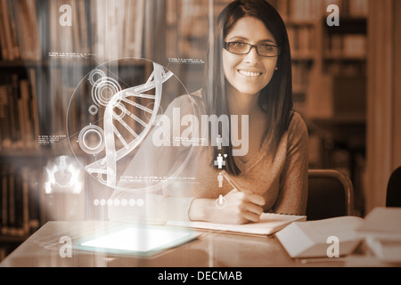 Glücklich Erwachsener Schüler, die das Medizinstudium auf digitale Schnittstelle Stockfoto