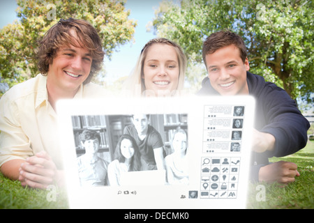 Lächelnd College-Freunde beobachten Fotos zusammen auf digitale Schnittstelle Stockfoto