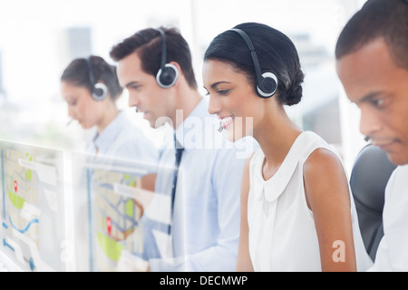 Call-Center-Mitarbeiter bei der Arbeit auf futuristische Hologramm-Schnittstellen Stockfoto