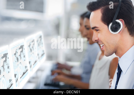 Nennen Sie-Center-Mitarbeiter bei der Arbeit auf futuristische Schnittstellen Karten zeigen Stockfoto