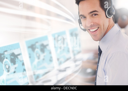Callcenterarbeitskraft mit futuristischen Schnittstelle Hologramm Stockfoto
