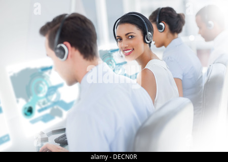 Hübsche Callcenterarbeitskraft mit futuristischen Schnittstelle Hologramm Stockfoto