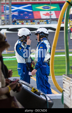 Grand Beamten im Boxenbereich auf dem Daytona International Speedway während 2012 Rolex 24 in Daytona, Florida spreche Stockfoto