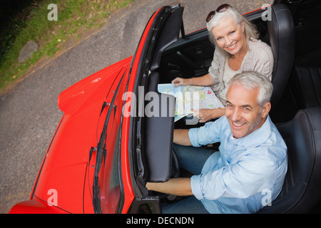 Erhöhte Ansicht des lächelnden reifer Mann mit einer Fahrt mit seiner Frau Stockfoto