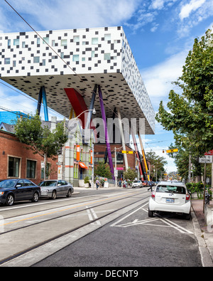 2004 Erweiterung der OCAD University, The Sharp Centre Of Design. Eine schwarze und weiße Box farbigen Säulen in einem Winkel Stockfoto