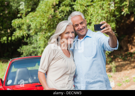 Fröhliche älteres paar Fotos von sich selbst Stockfoto