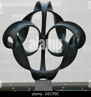 "Kontinuum" eine Skulptur von Charles O. Perry, auf den südlichen Stufen des Smithsonian Air & Space Museum in Washington, DC. Stockfoto