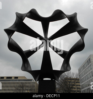 "Kontinuum" eine Skulptur von Charles O. Perry, auf den südlichen Stufen des Smithsonian Air & Space Museum in Washington, DC. Stockfoto