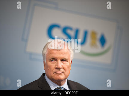 Ministerpräsident von Bayern und Vorsitzender der CSU Horst Seehofer spricht auf einer Pressekonferenz nach einer Vorstandssitzung der CSU in München, Deutschland, 16 September 2013. Foto: MARC Müller Stockfoto