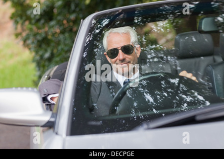 Fröhliche reifer Geschäftsmann edel Cabrio fahren Stockfoto