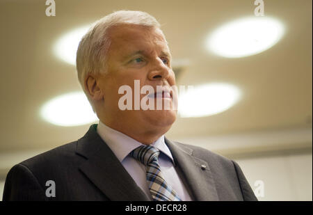 Ministerpräsident von Bayern und Vorsitzender der CSU Horst Seehofer kommt auf einer Pressekonferenz nach einer Vorstandssitzung der CSU in München, Deutschland, 16 September 2013. Foto: Inga Kjer Stockfoto