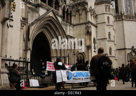 London, UK. 16. September 2013. Gruppe von einzelnen Demonstration vor der Royal Court of Justice und Inanspruchnahme der zu Unrecht beschuldigte Person in das Gerechtigkeit und Ungerechtigkeit in Großbritannien. Fall der gestohlen Kinder des Vereinigten Königreichs, Nick Rose Verurteilung zu 20 Jahren Haft ohne einen Körper, African Professor für Räumung und Balcombe Fracking. Bildnachweis: Siehe Li/Alamy Live News Stockfoto