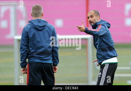 München, Deutschland. 16. September 2013. Bayern Trainer Pep Guardiola (R) Punkte an seine Spieler Bastian Schweisteiger während eines Trainings auf dem Vereinsgelände an der Saebener Strasse in München, Deutschland, 16. September 2013. FC Bayern München spielt ZSKA Moskau im ersten Gruppenspiel der Champions League Saison 2013/2014 am 17. September 2013. Foto: TOBIAS HASE/Dpa/Alamy Live News Stockfoto