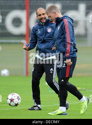 München, Deutschland. 16. September 2013. Bayern Trainer Pep Guardiola (L) spricht mit seinem Spieler Bastian Schweisteiger während eines Trainings auf dem Vereinsgelände an der Saebener Strasse in München, Deutschland, 16. September 2013. FC Bayern München spielt ZSKA Moskau im ersten Gruppenspiel der Champions League Saison 2013/2014 am 17. September 2013. Foto: TOBIAS HASE/Dpa/Alamy Live News Stockfoto