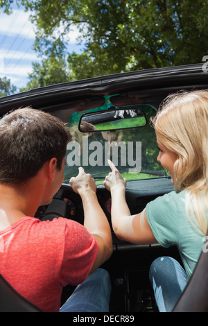 Rückansicht des fröhlich paar voraus zeigen Stockfoto