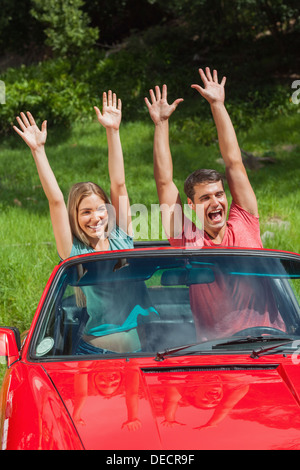 Verrücktes Paar Spaß in ihrem cabriolet Stockfoto