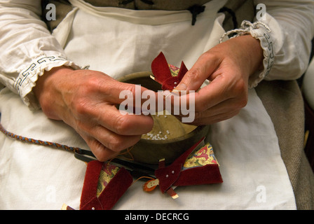 Ältere Frau in Tudor Kostüm ein Erbe event Tag nähen für Vergnügen, Farnham, Surrey, Großbritannien. Stockfoto