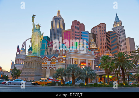 New York-New York Hotel & Casino, Las Vegas, Nevada, USA in der Abenddämmerung. JMH5403 Stockfoto