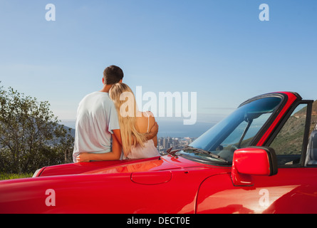 Rückansicht des Paares umarmen und Panorama zu bewundern Stockfoto